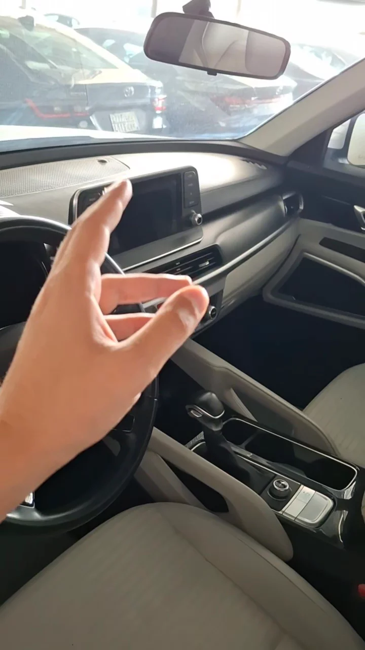 Car video thumbnail 1 of 8