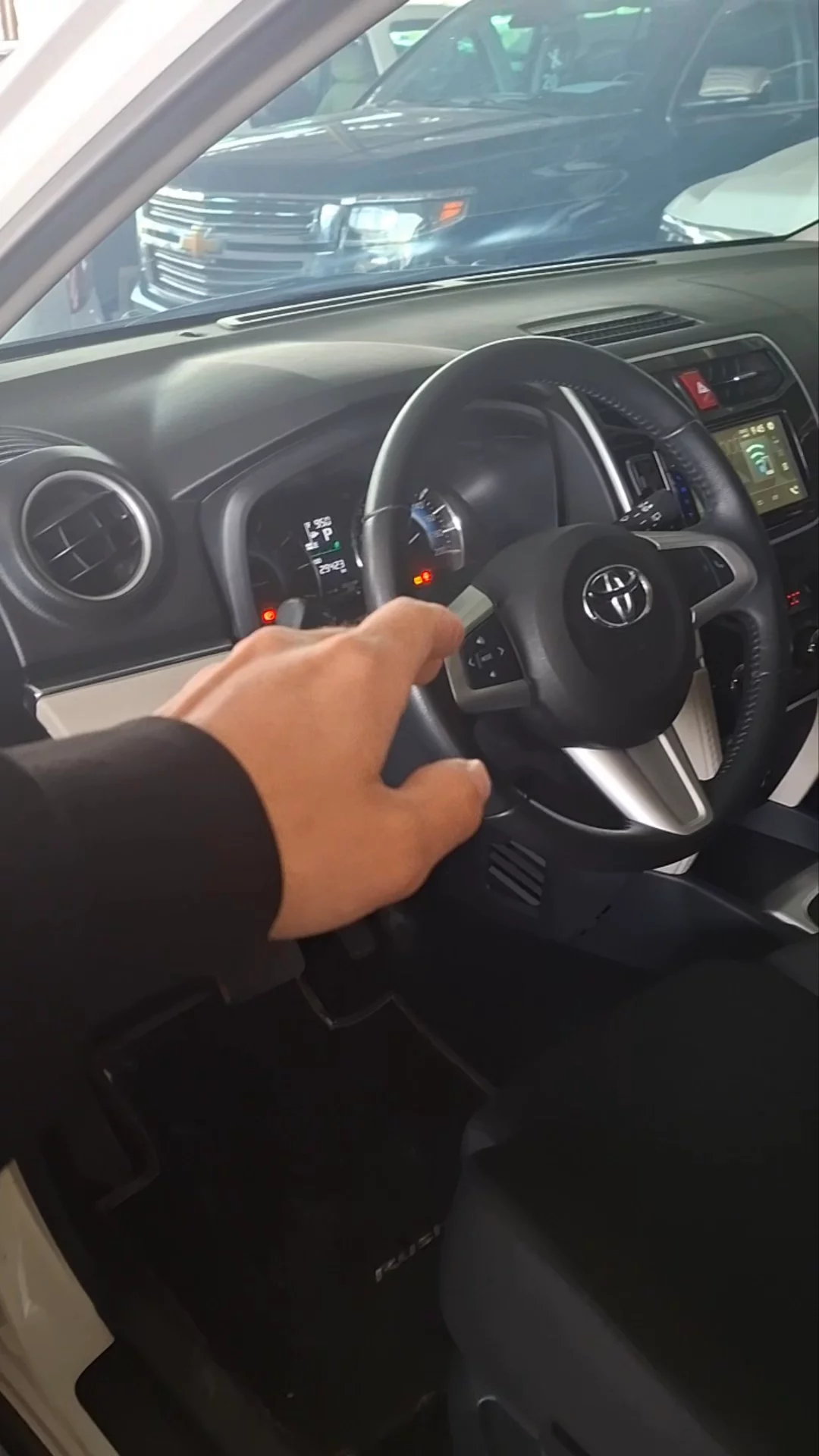 Car video thumbnail 1 of 8