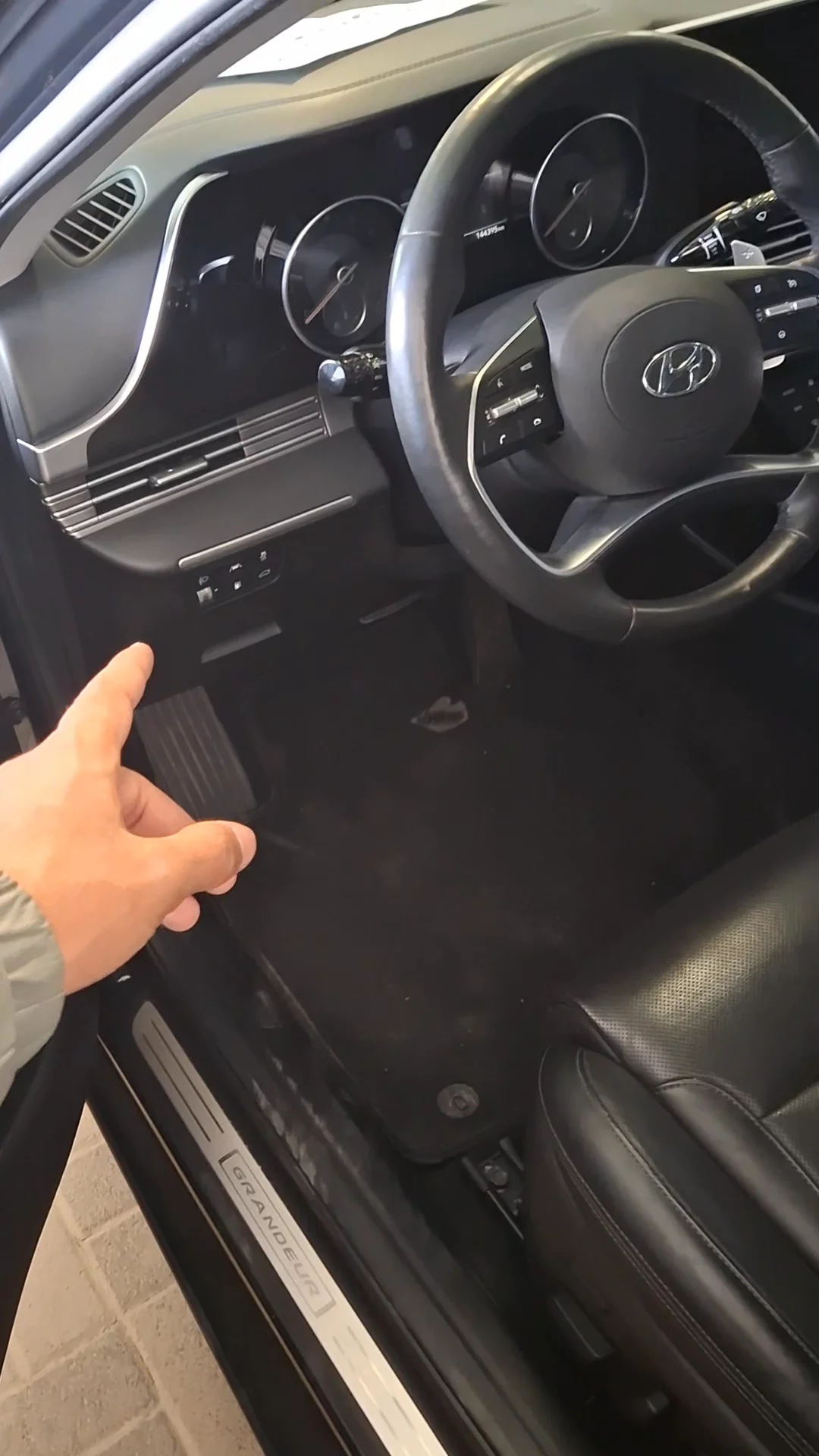 Car video thumbnail 1 of 7