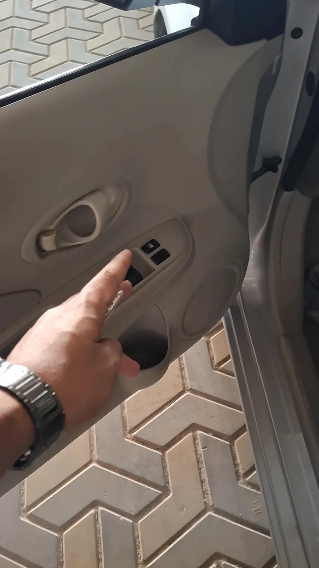 Car video thumbnail 1 of 9