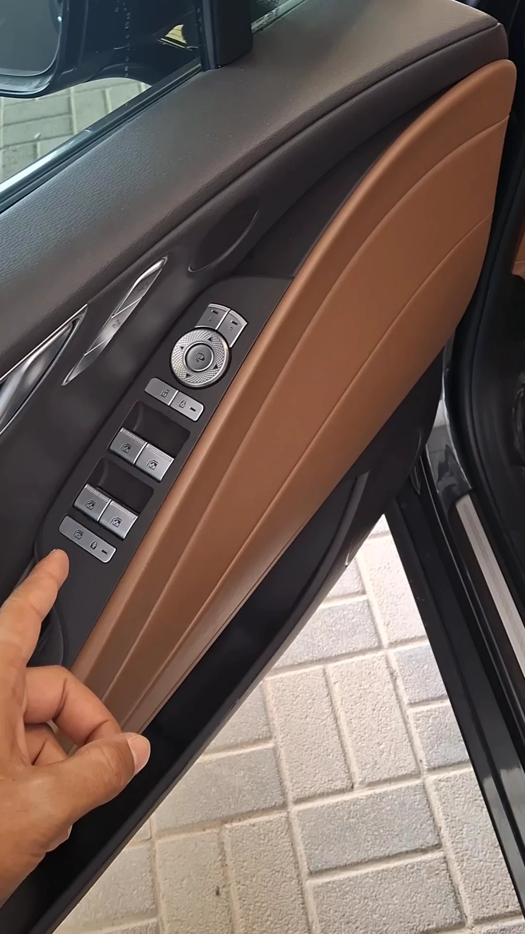 Car video thumbnail 1 of 7