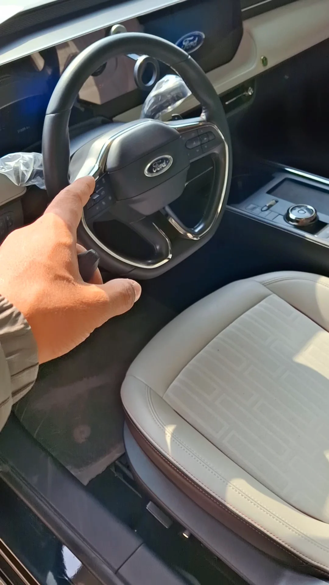 Car video thumbnail 1 of 8