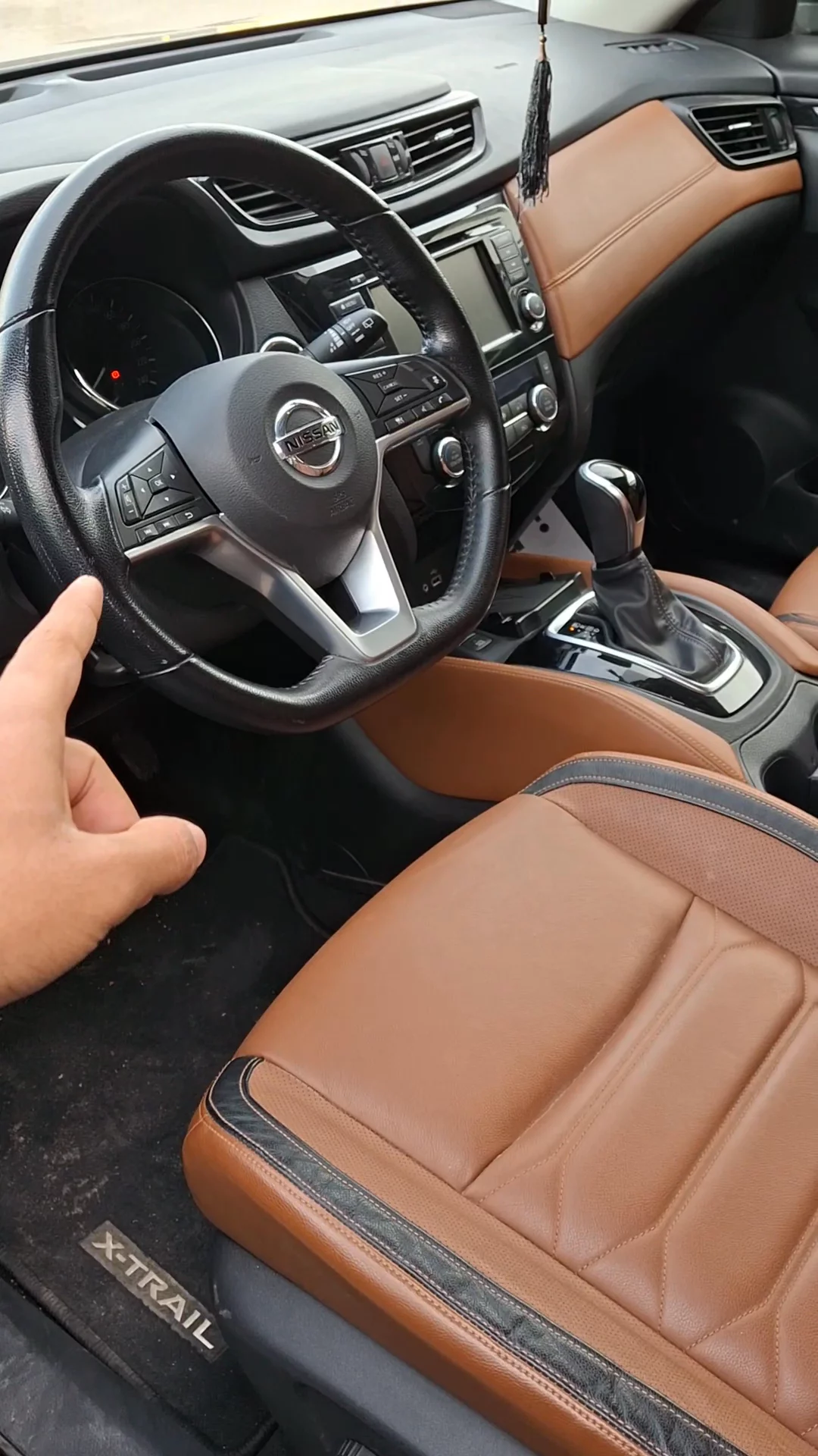 Car video thumbnail 1 of 8