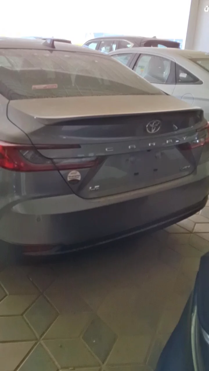 Toyota Camry le 2025