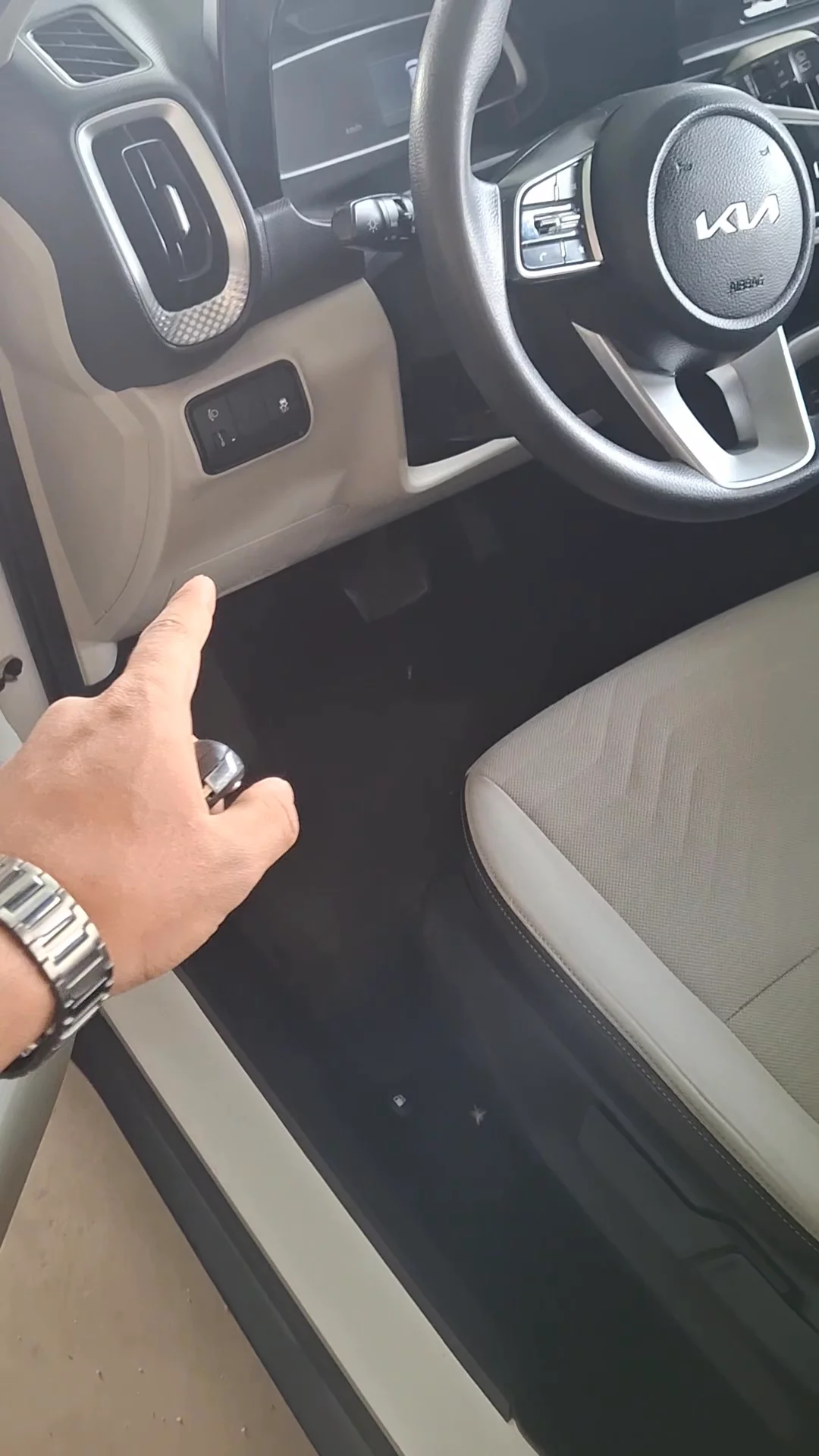 Car video thumbnail 1 of 8