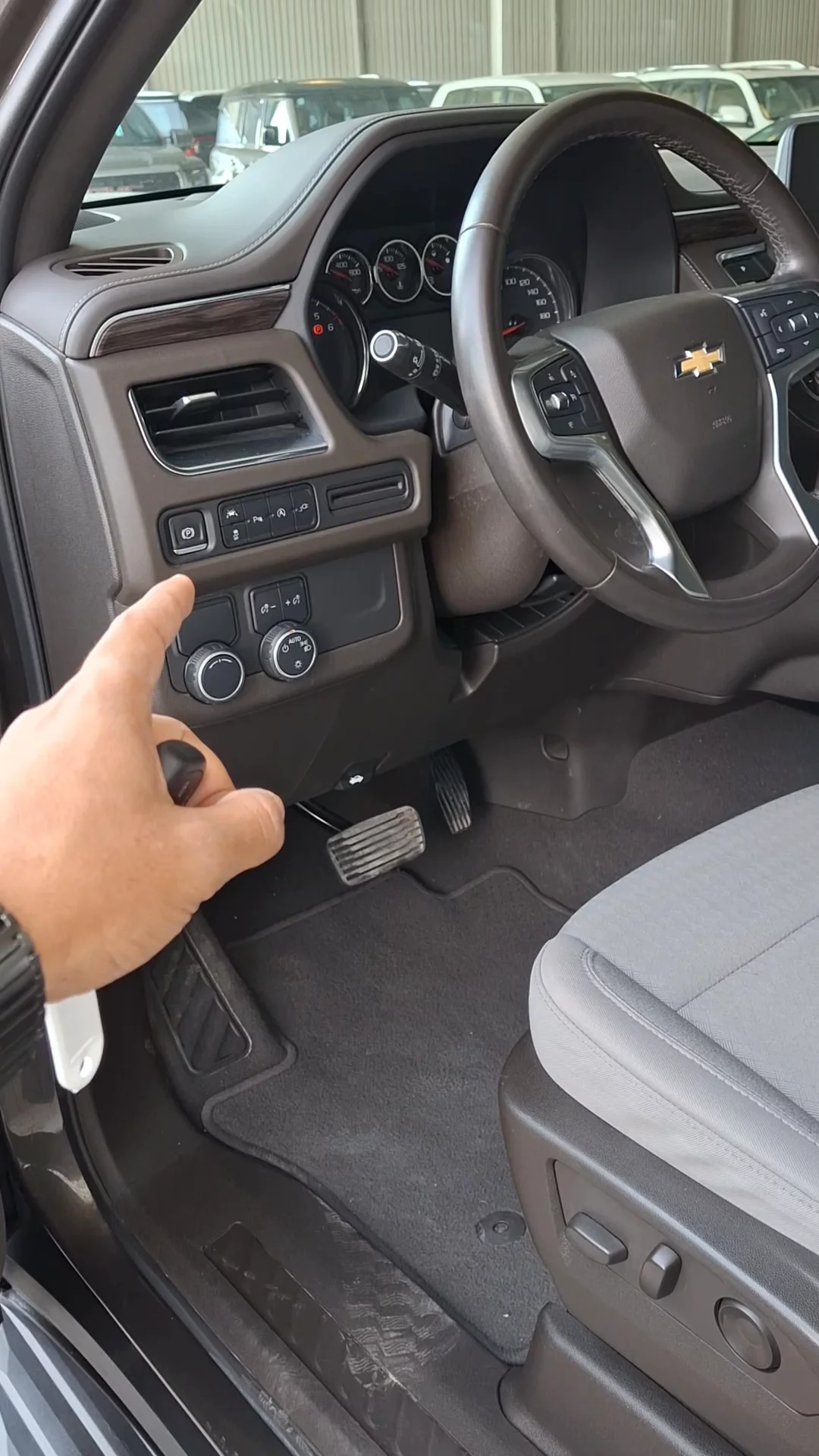 Car video thumbnail 1 of 8