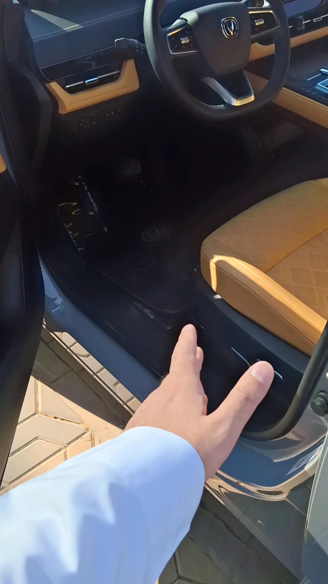 Car video thumbnail 1 of 10