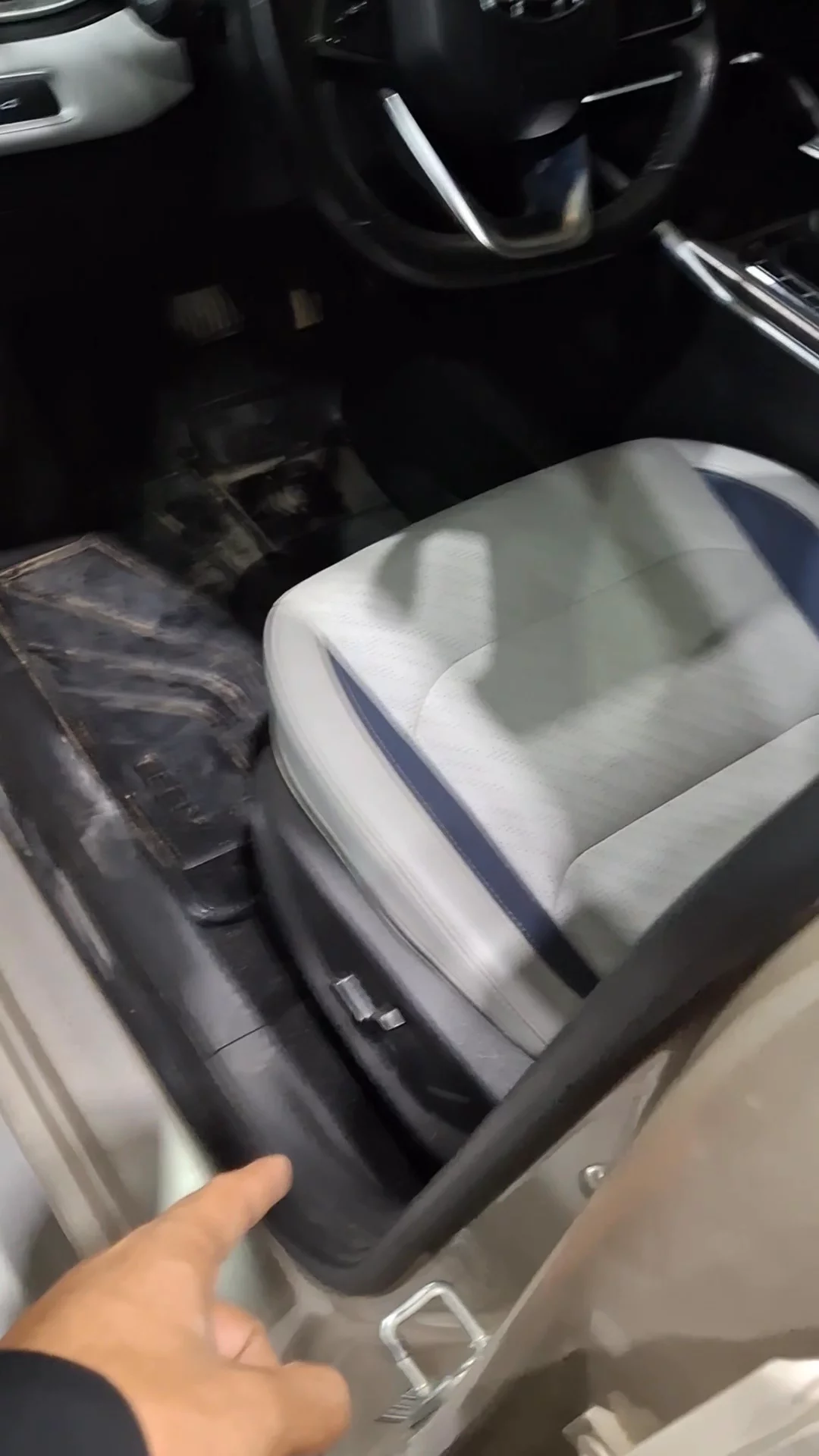 Car video thumbnail 1 of 7