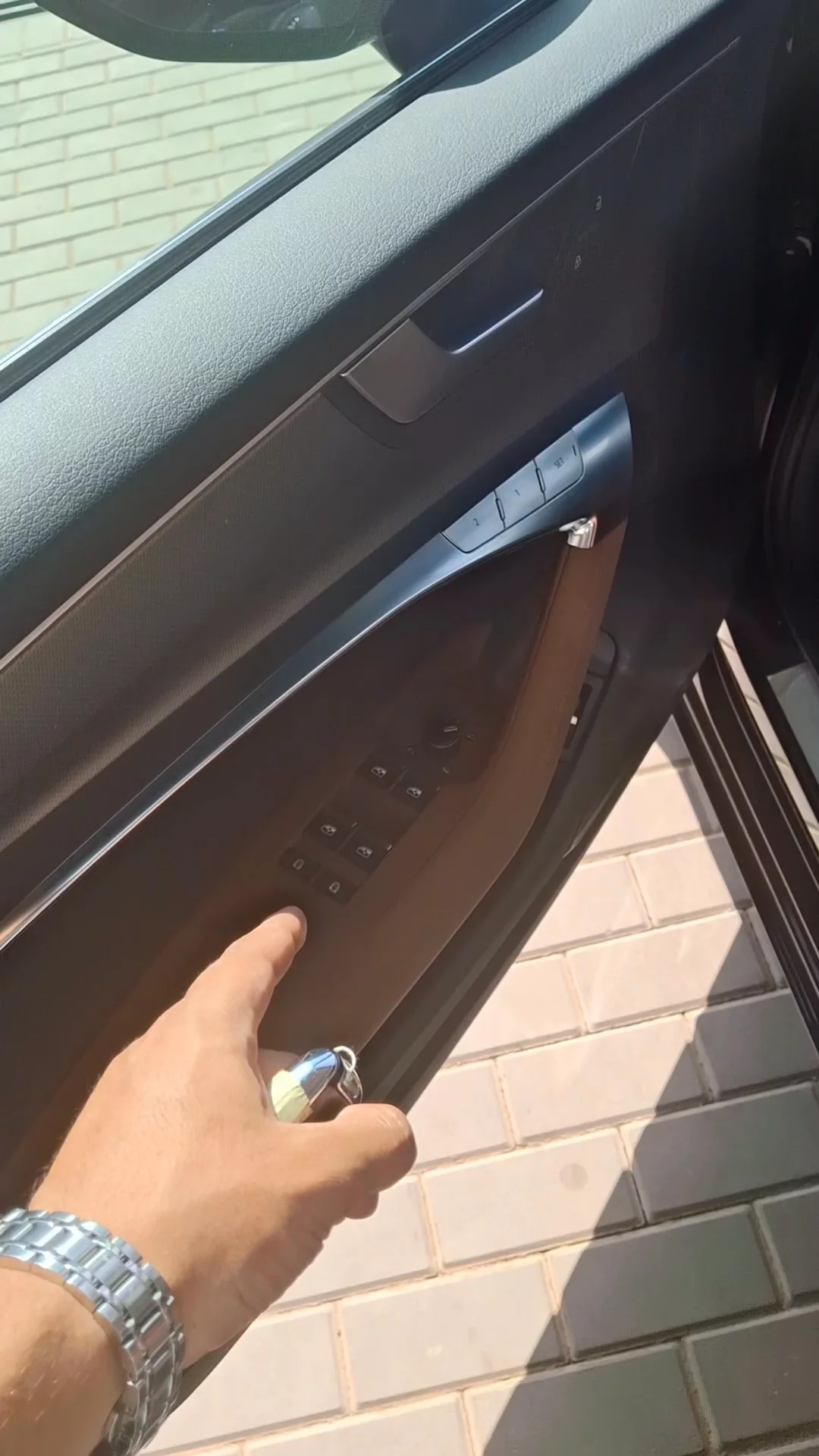 Car video thumbnail 1 of 8