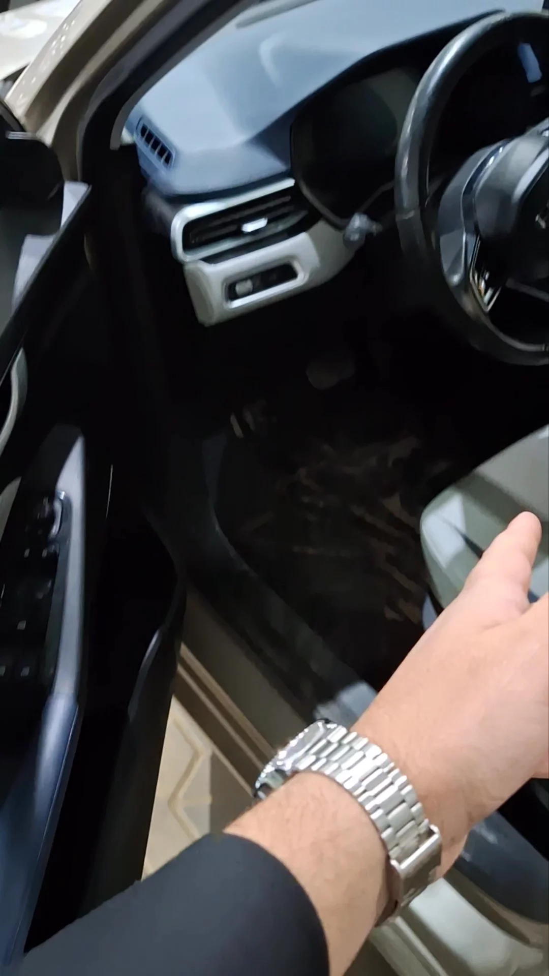 Car video thumbnail 1 of 9