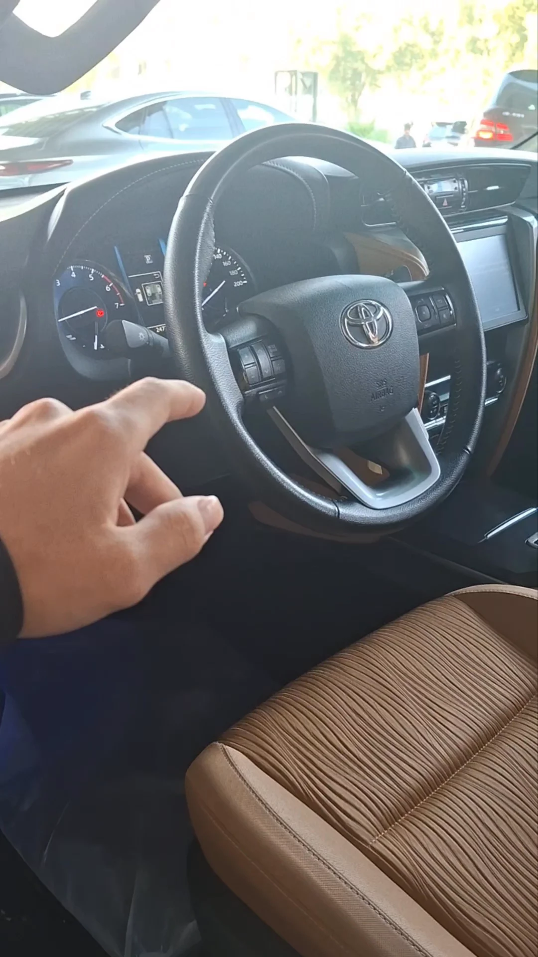 Car video thumbnail 1 of 8