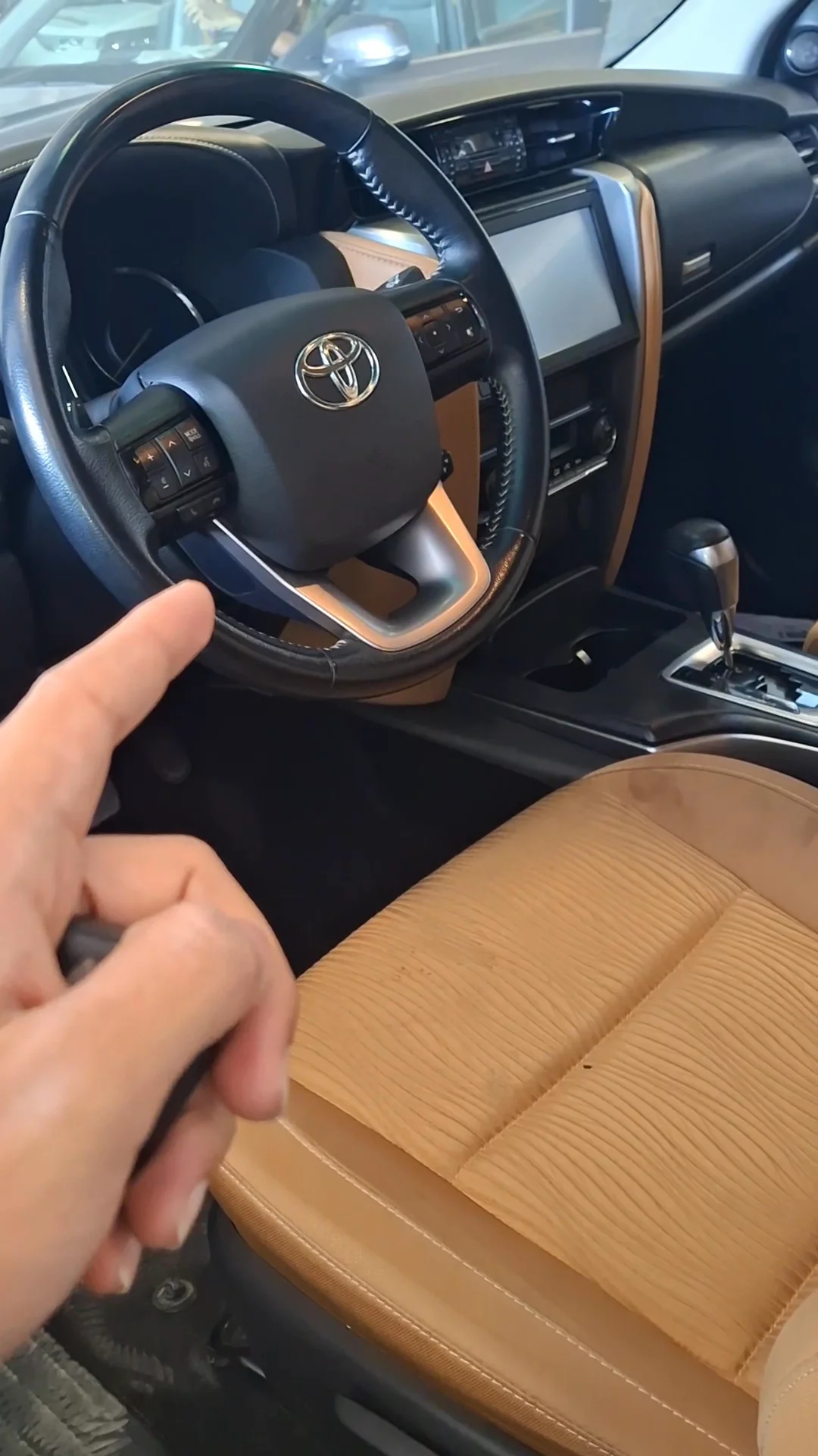 Car video thumbnail 1 of 7