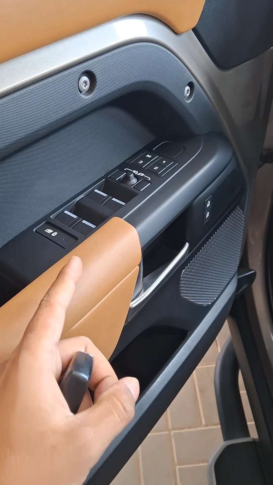 Car video thumbnail 1 of 10