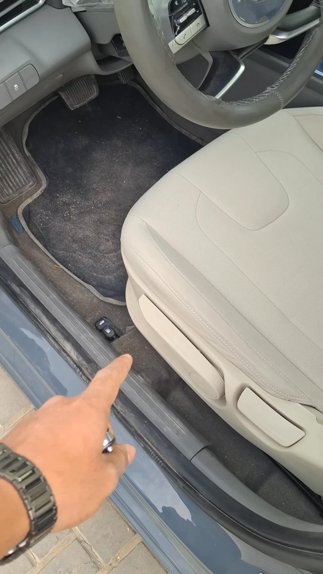 Car video thumbnail 1 of 8