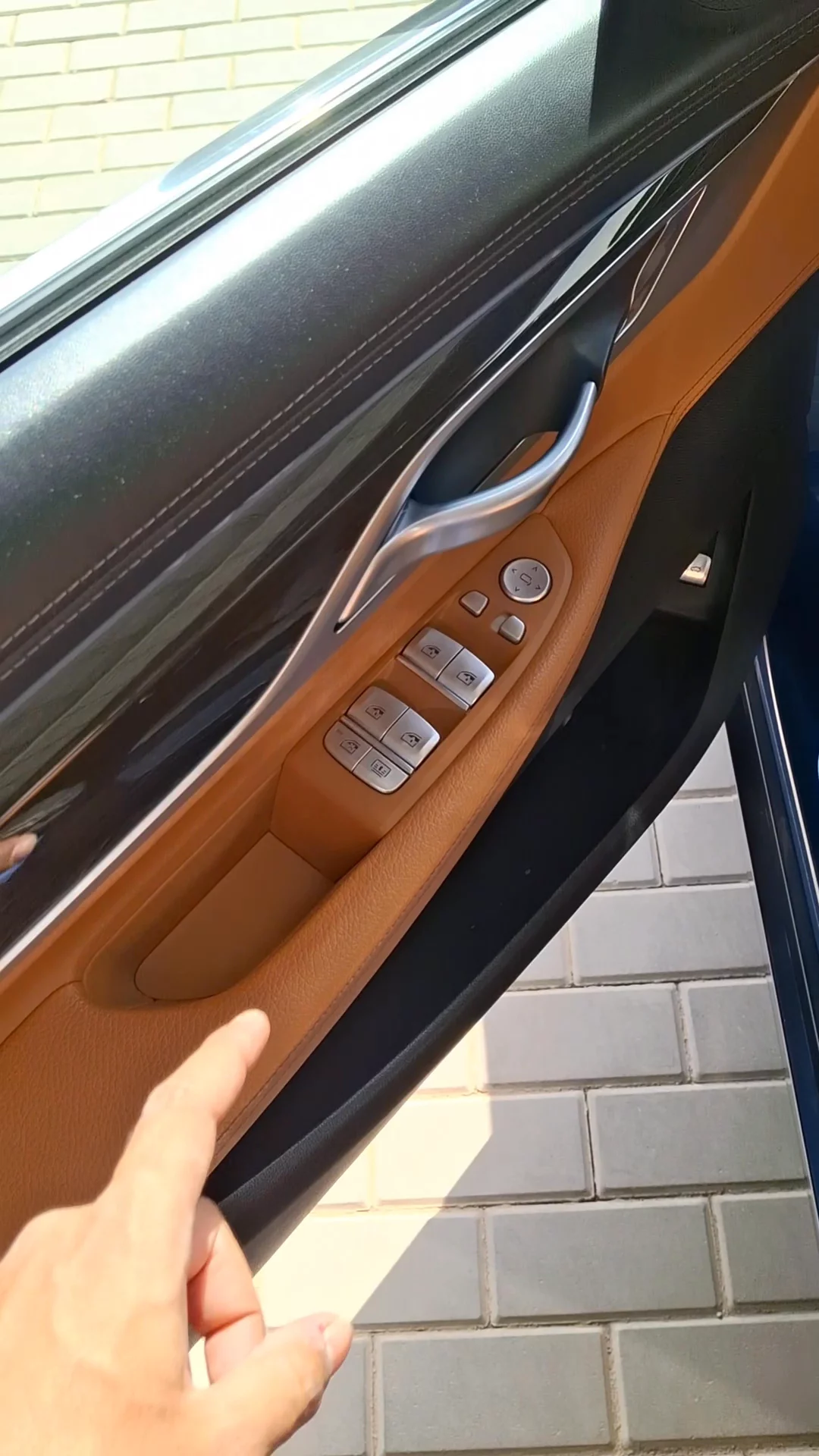 Car video thumbnail 1 of 8