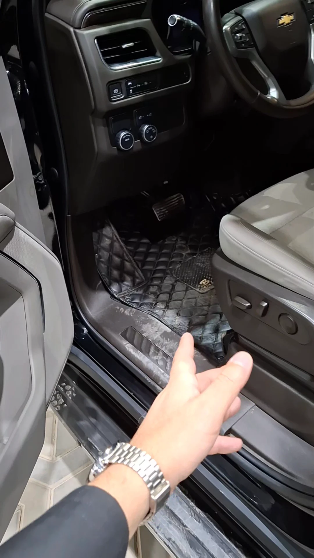 Car video thumbnail 1 of 9