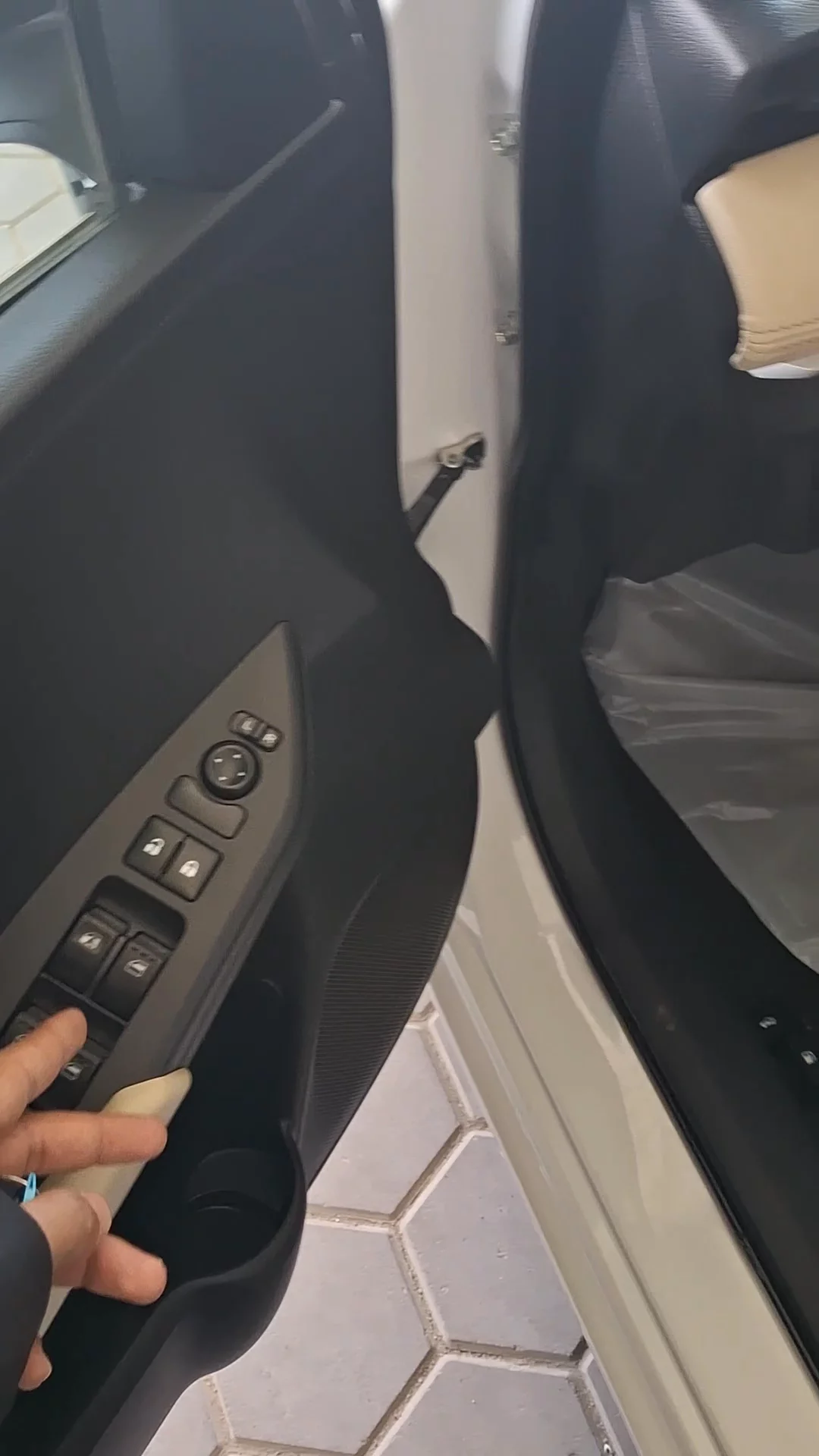 Car video thumbnail 1 of 7