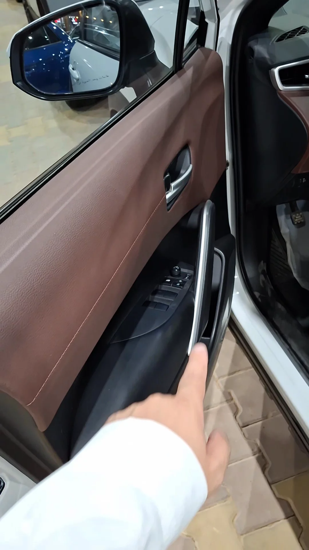 Car video thumbnail 1 of 9