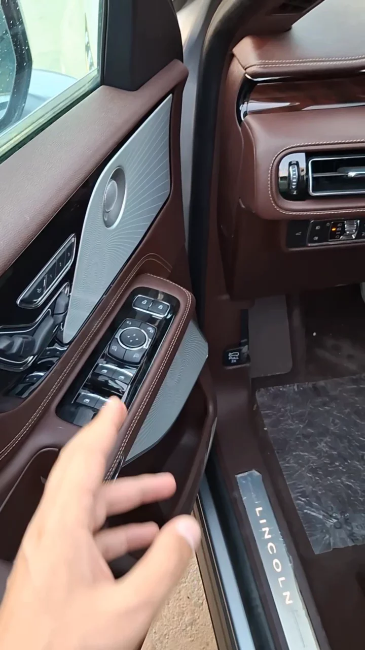 Car video thumbnail 1 of 9