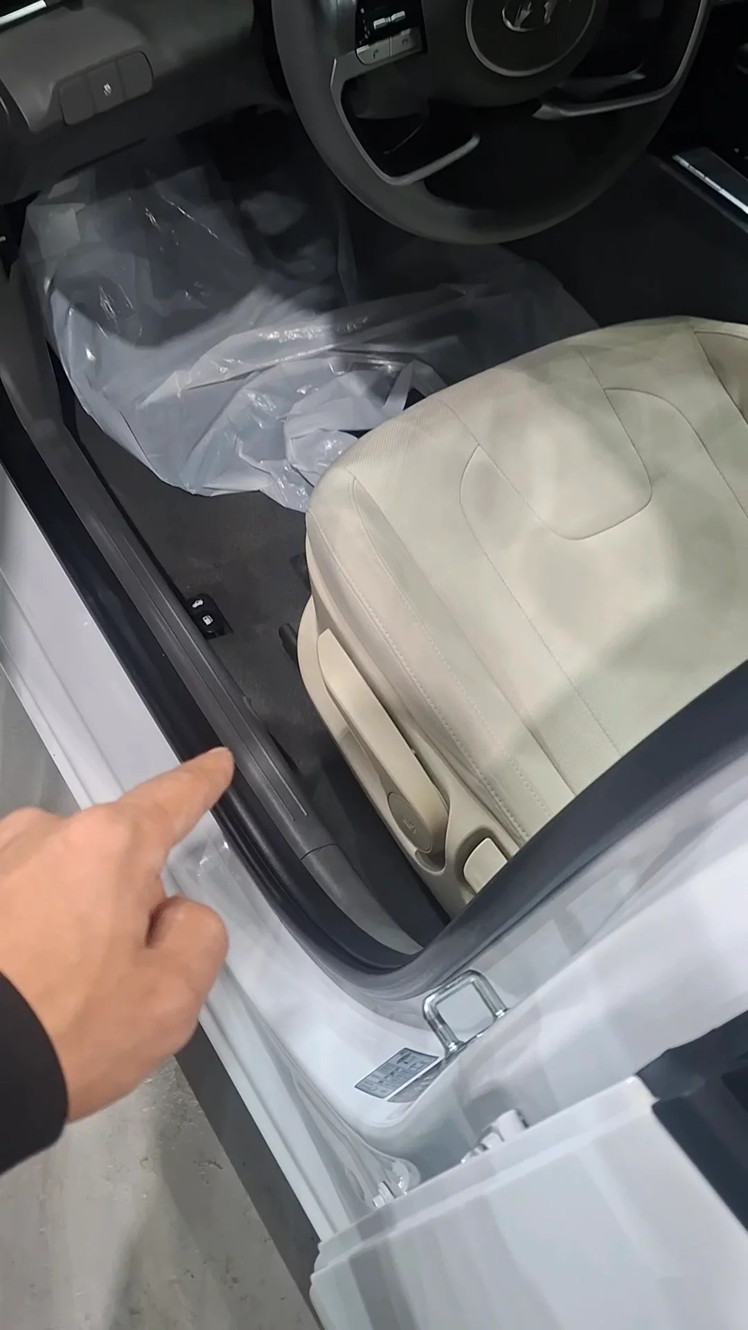 Car video thumbnail 1 of 8