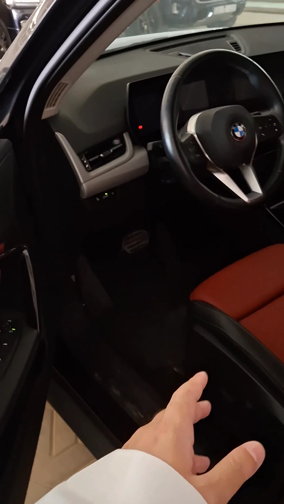 Car video thumbnail 1 of 9