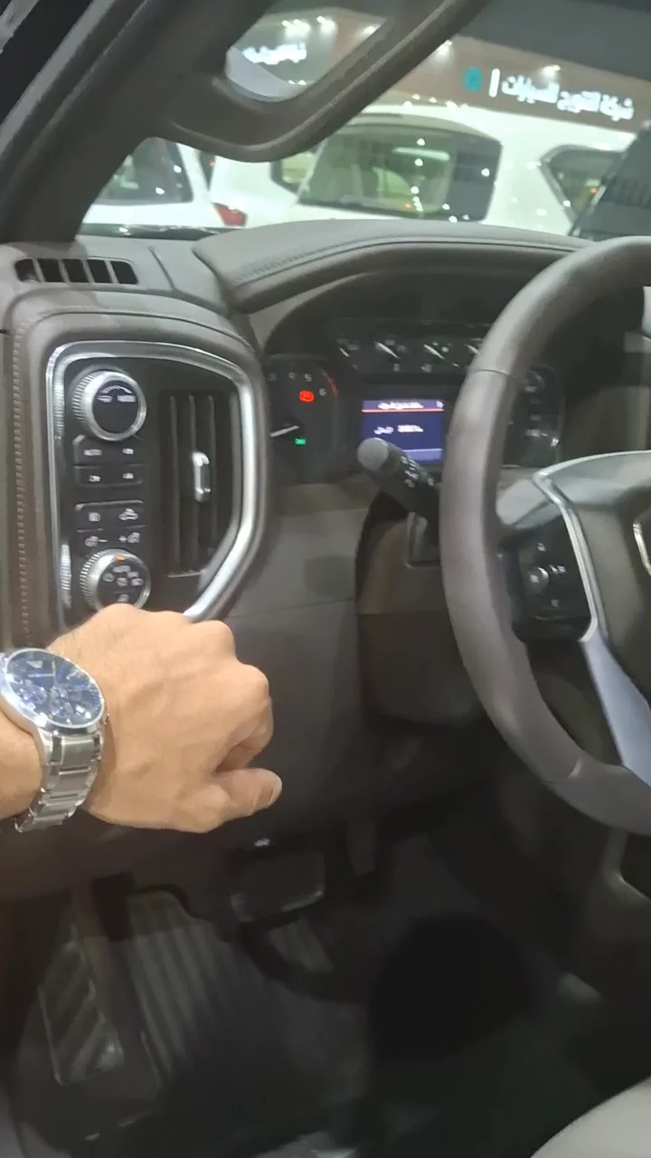 Car video thumbnail 1 of 8