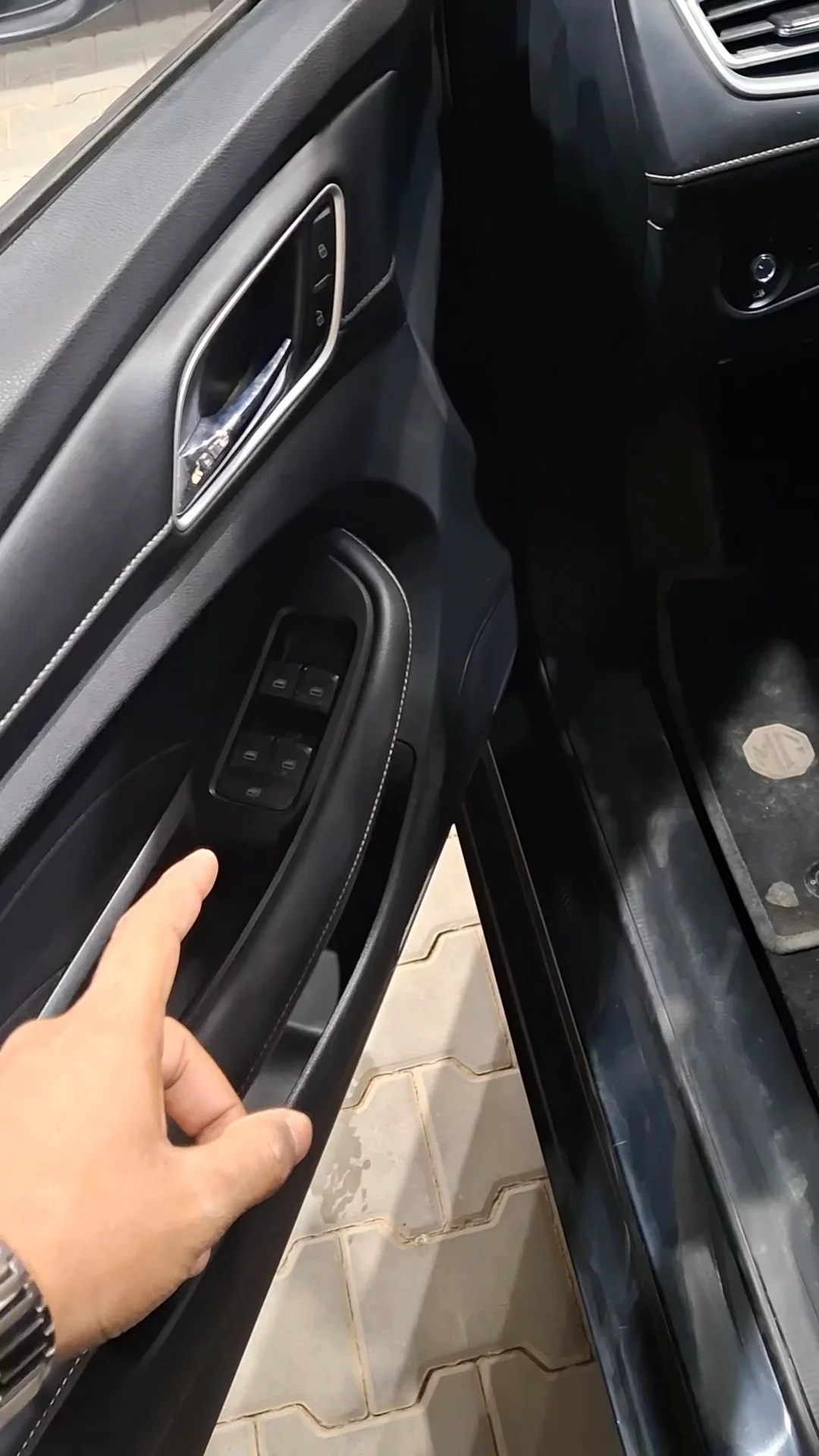 Car video thumbnail 1 of 7