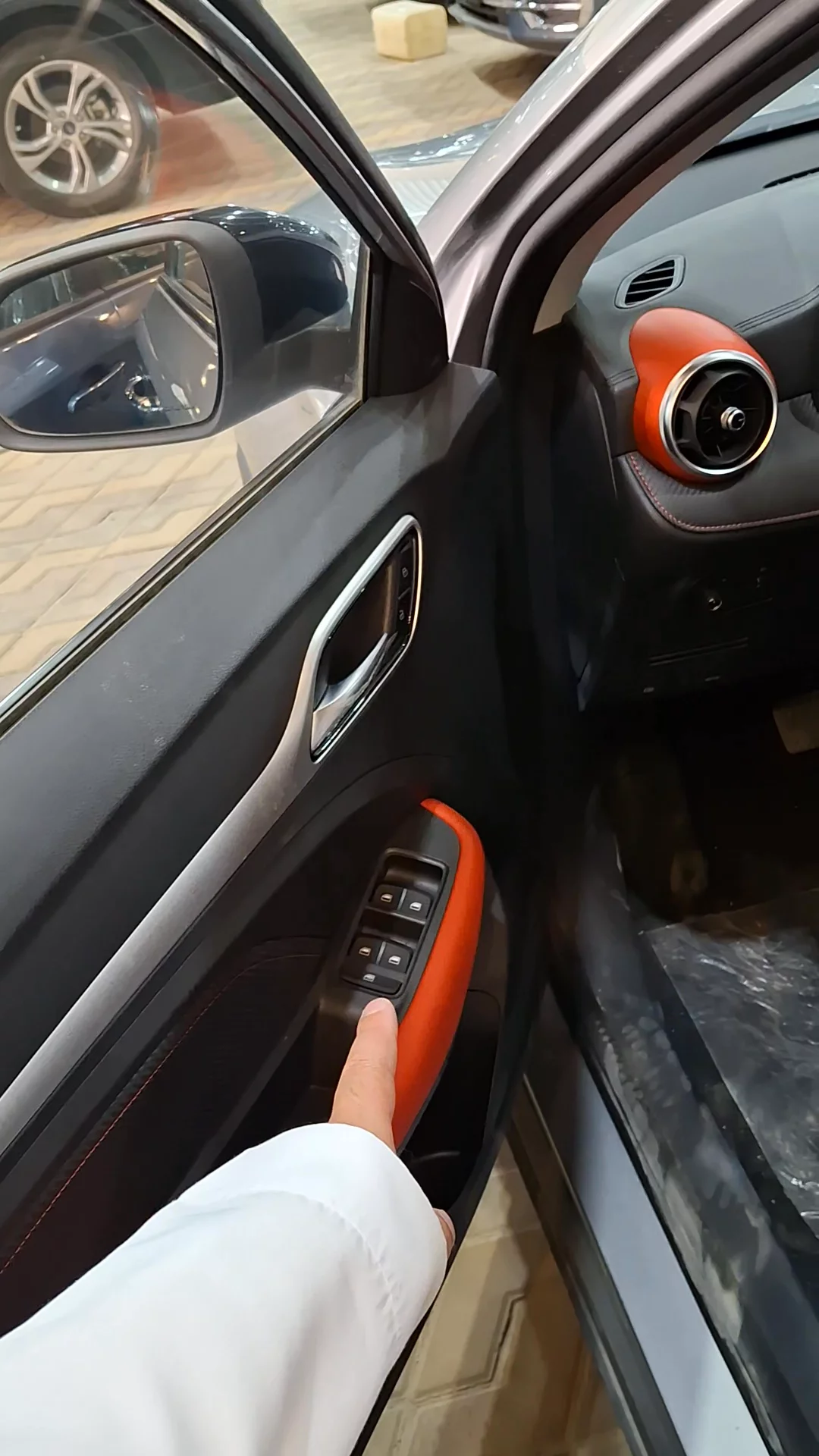 Car video thumbnail 1 of 10