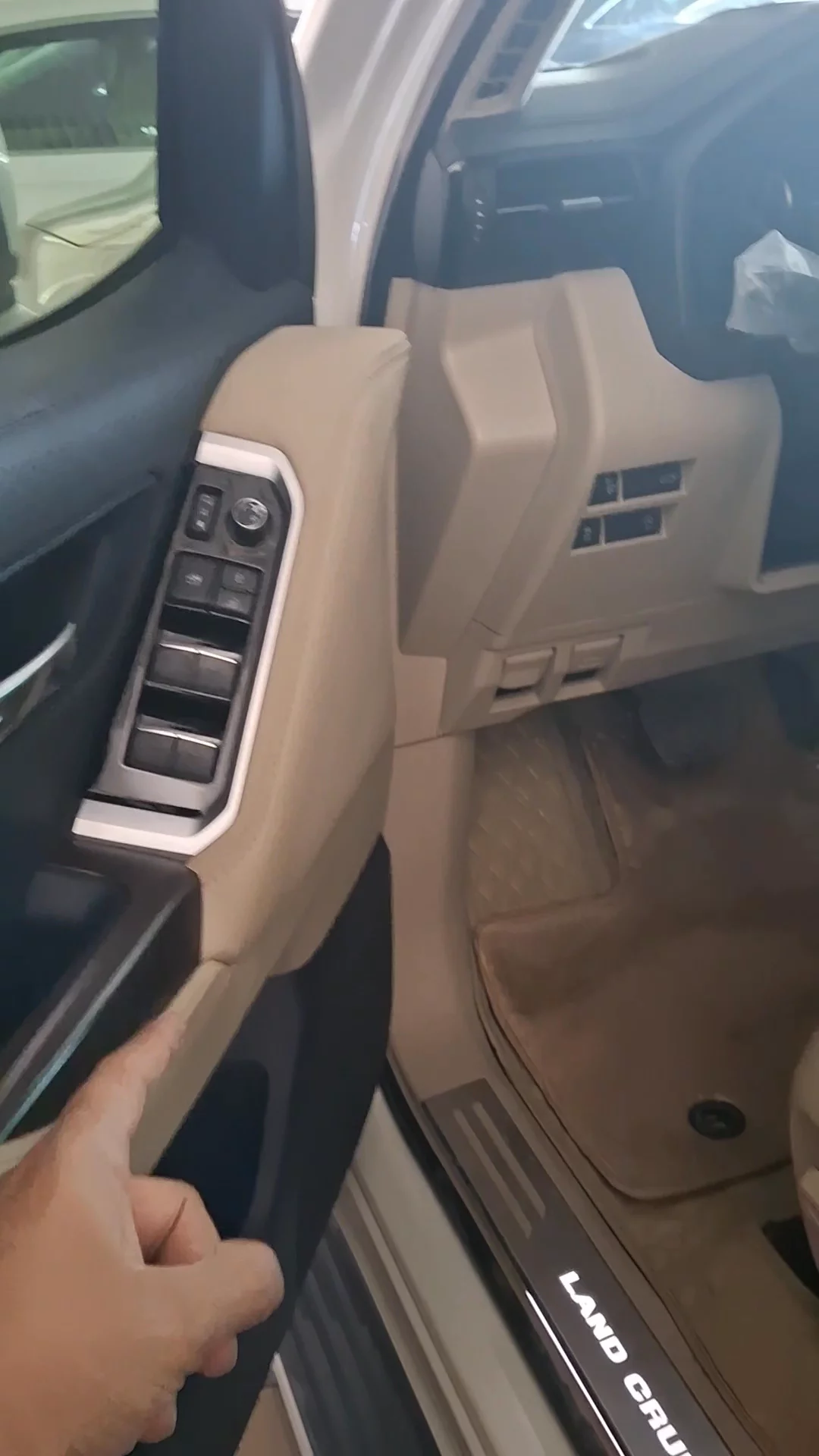 Car video thumbnail 1 of 7