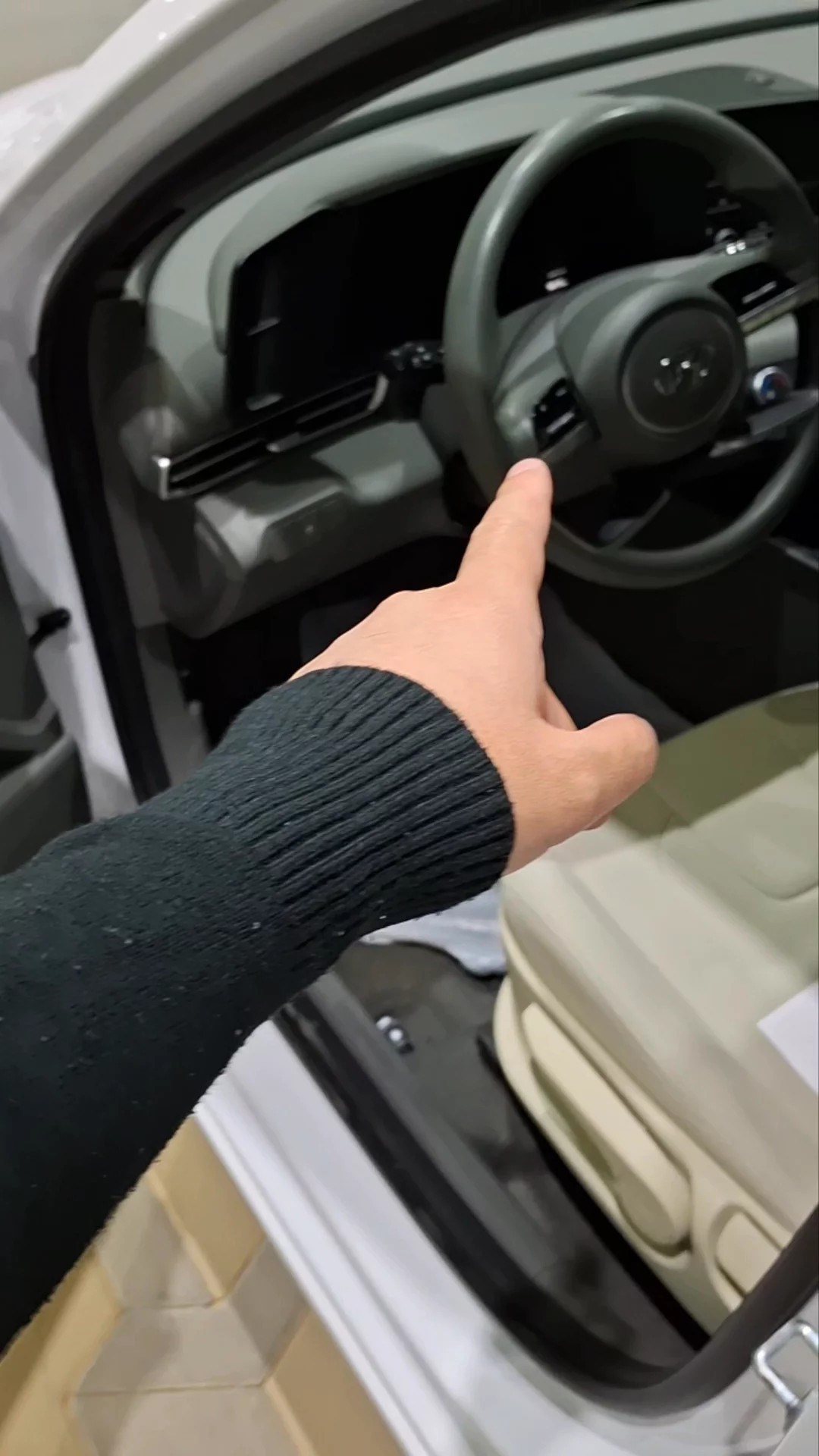 Car video thumbnail 1 of 10