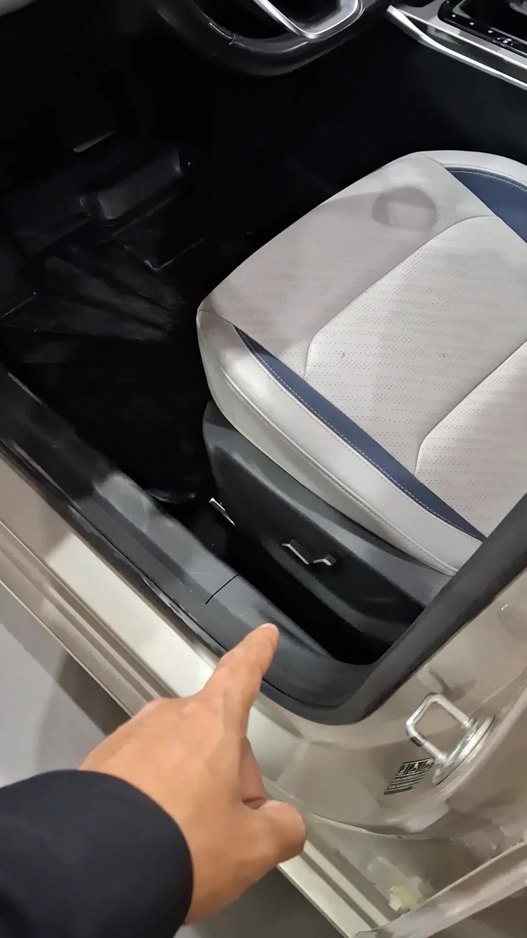 Car video thumbnail 1 of 7