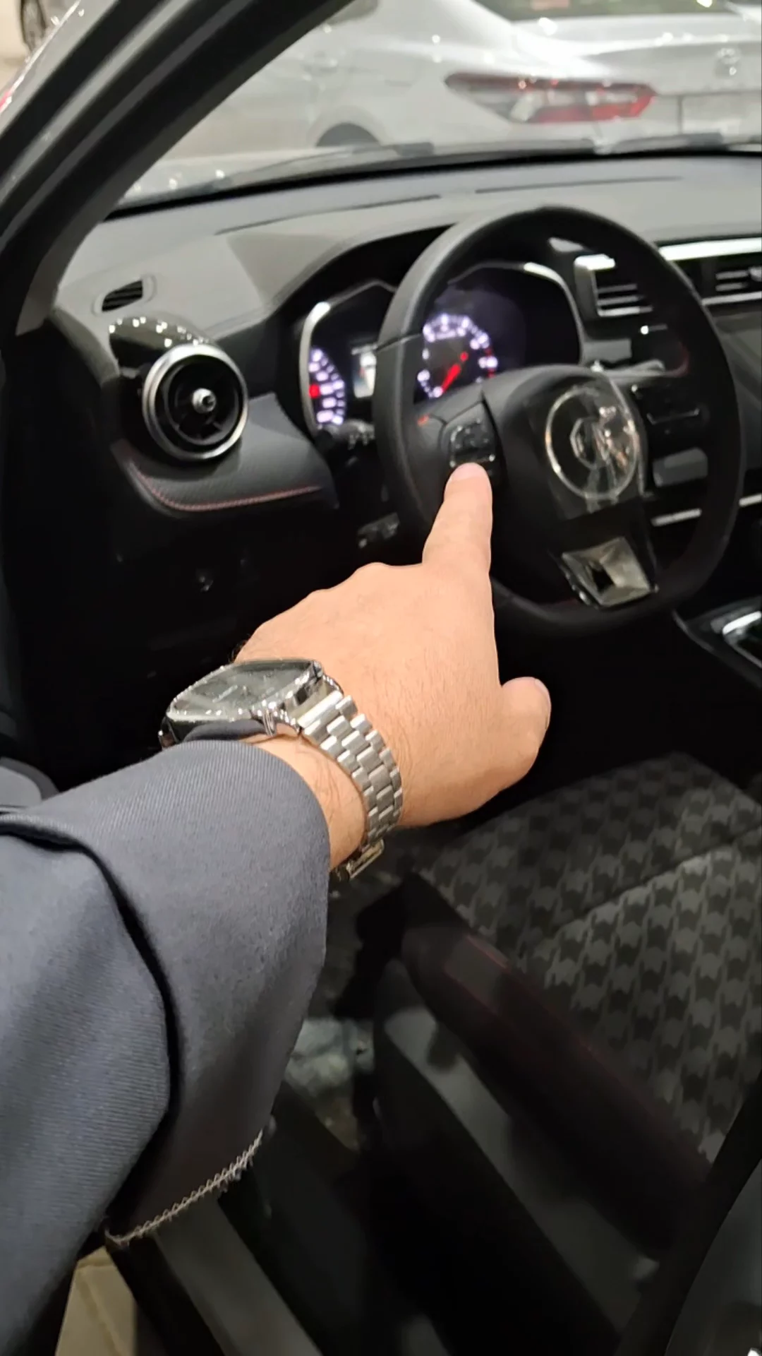 Car video thumbnail 1 of 10