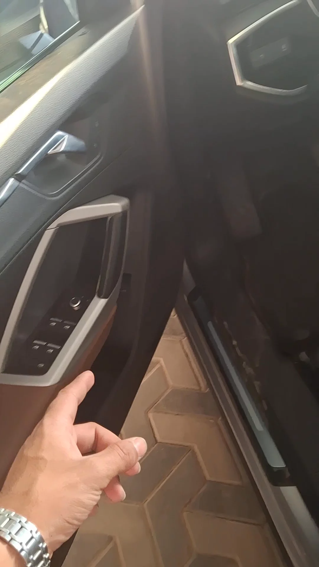 Car video thumbnail 1 of 8