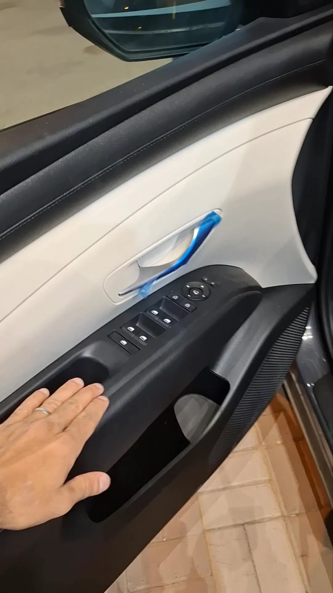 Car video thumbnail 1 of 9