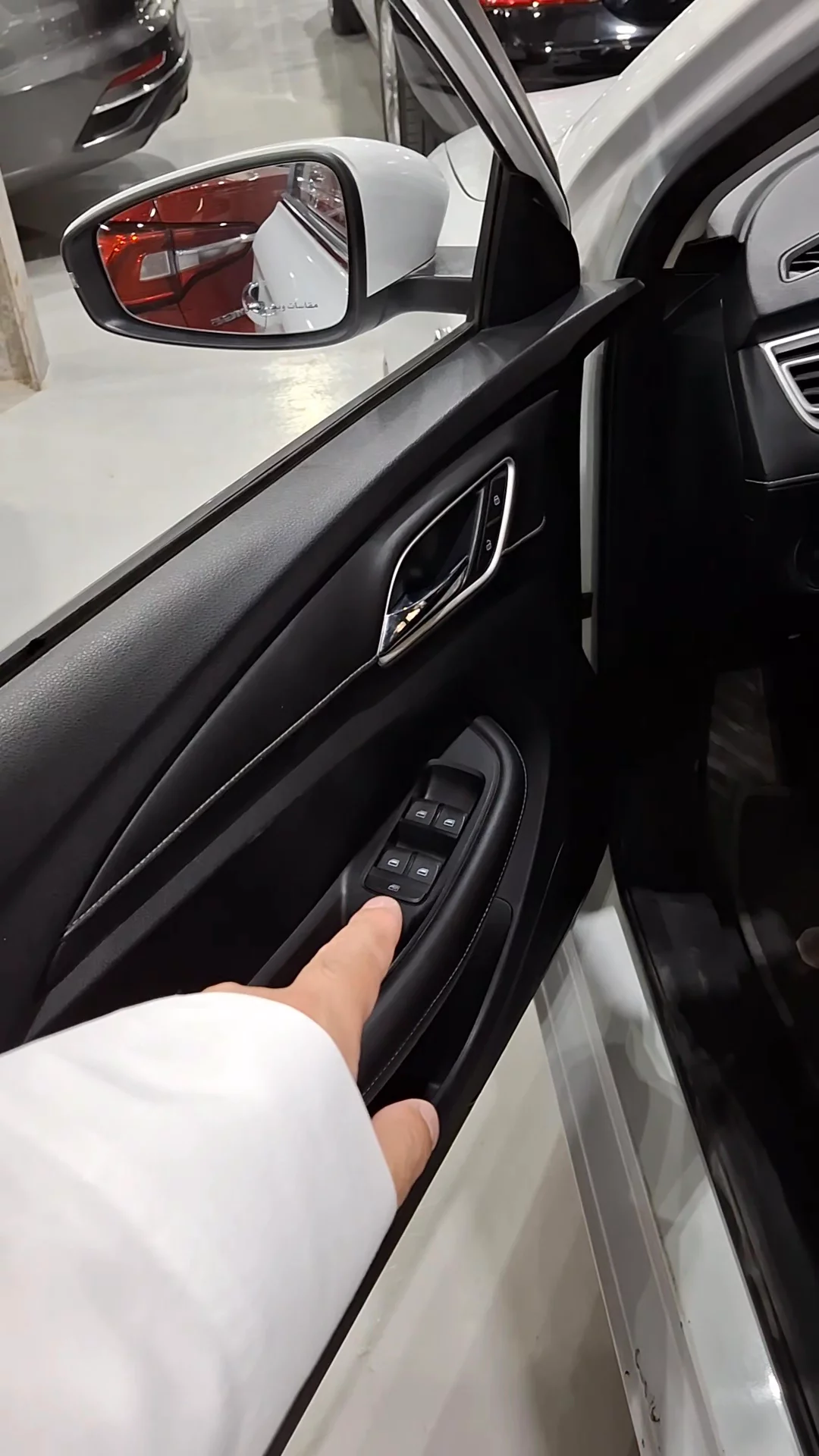 Car video thumbnail 1 of 9