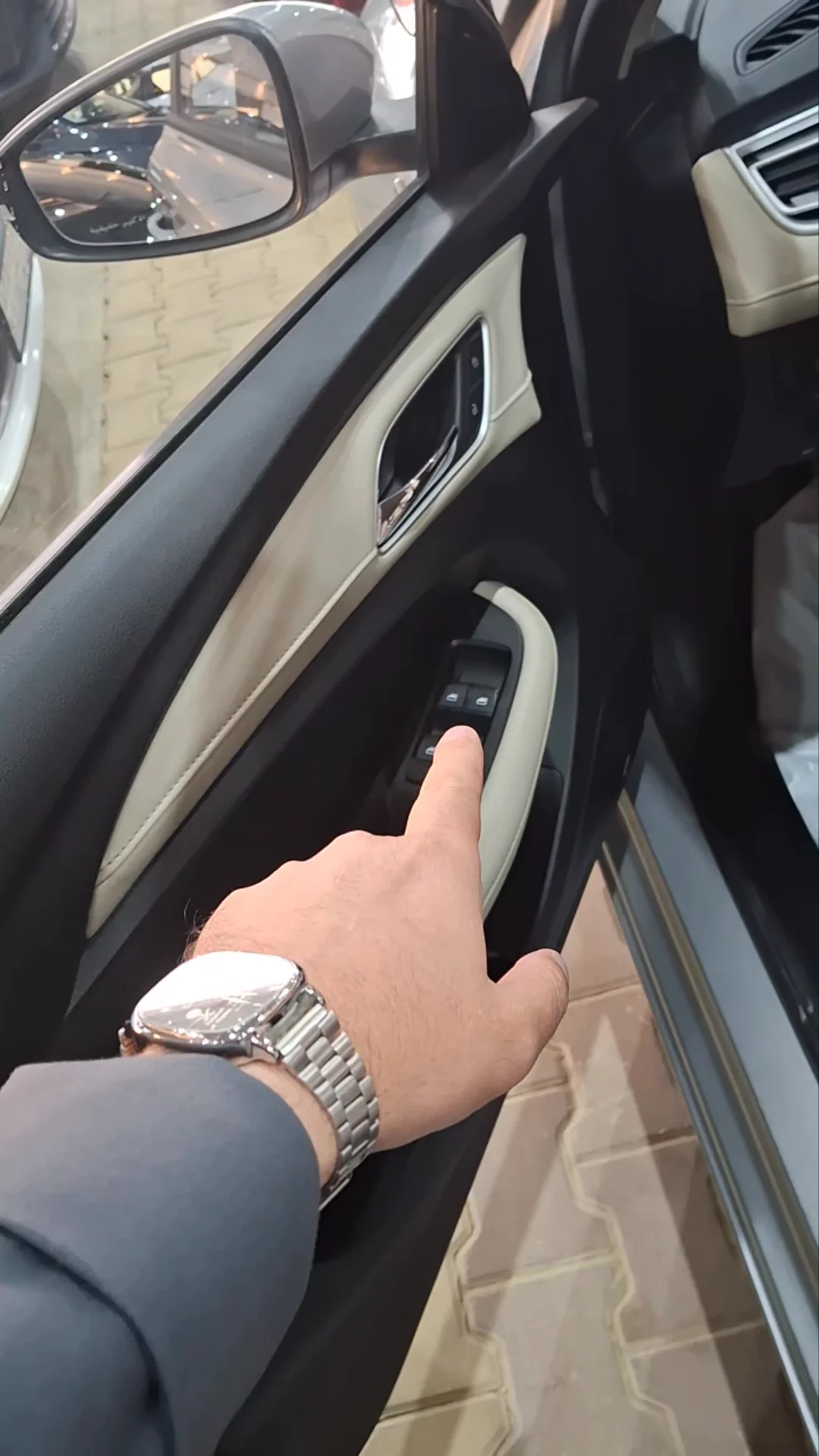 Car video thumbnail 1 of 9