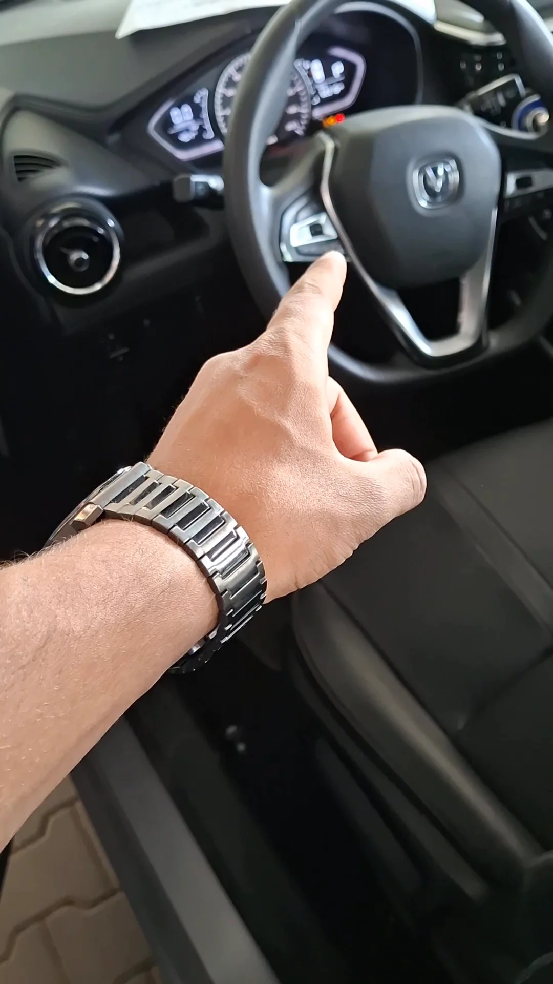 Car video thumbnail 1 of 8