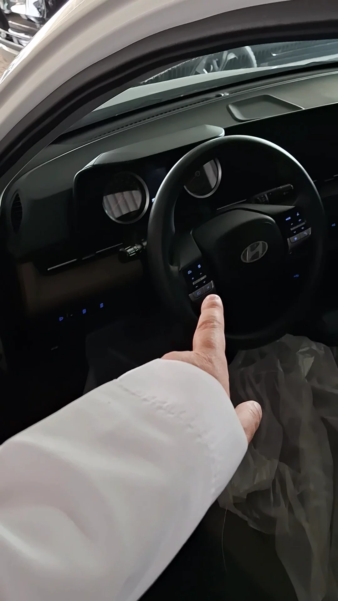 Car video thumbnail 1 of 9