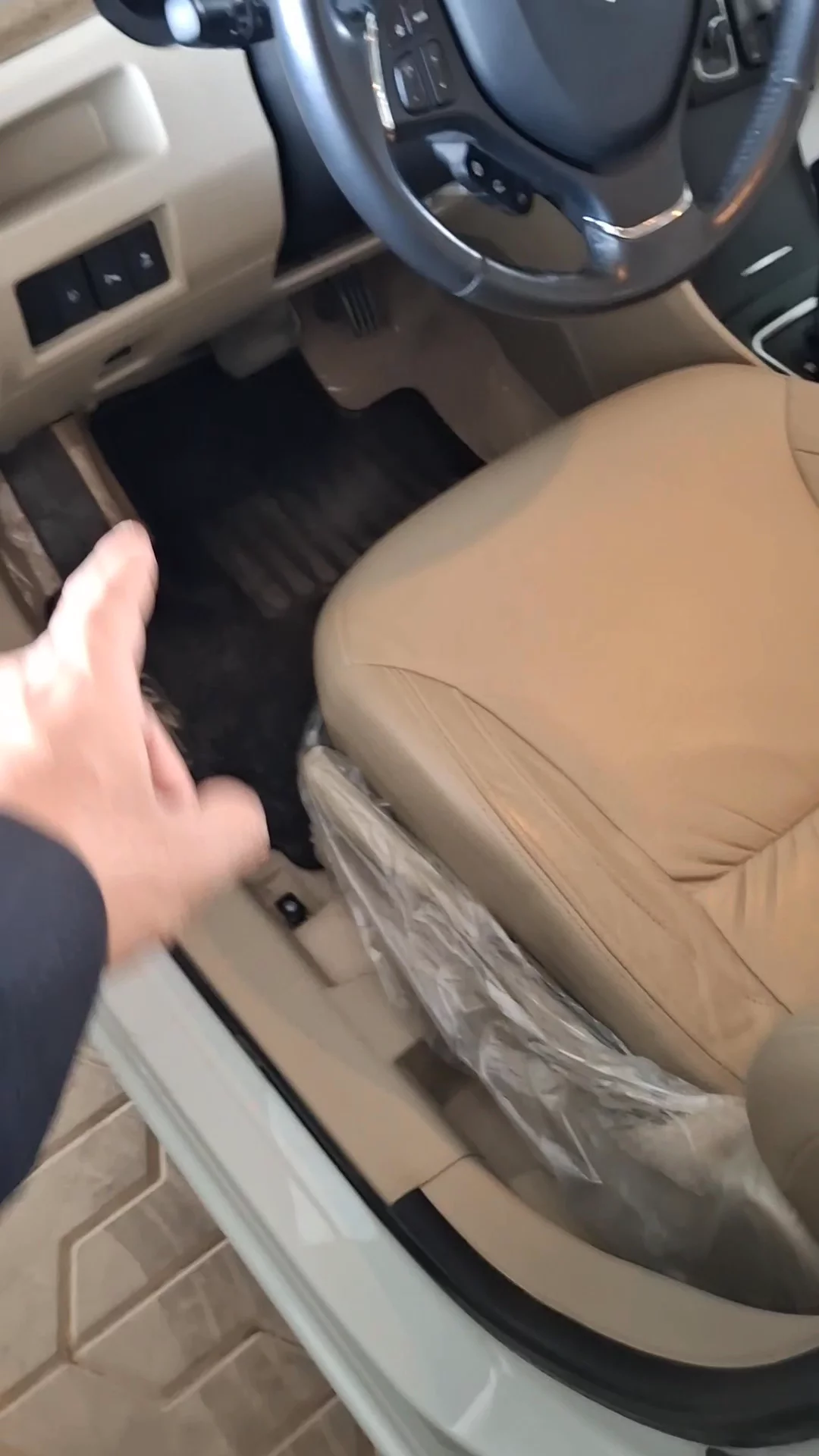 Car video thumbnail 1 of 8