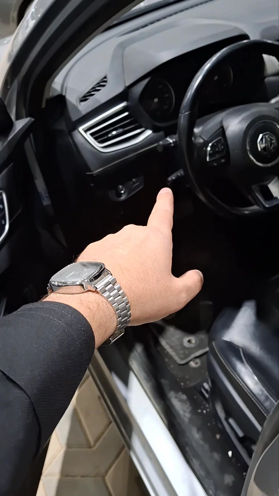 Car video thumbnail 1 of 9