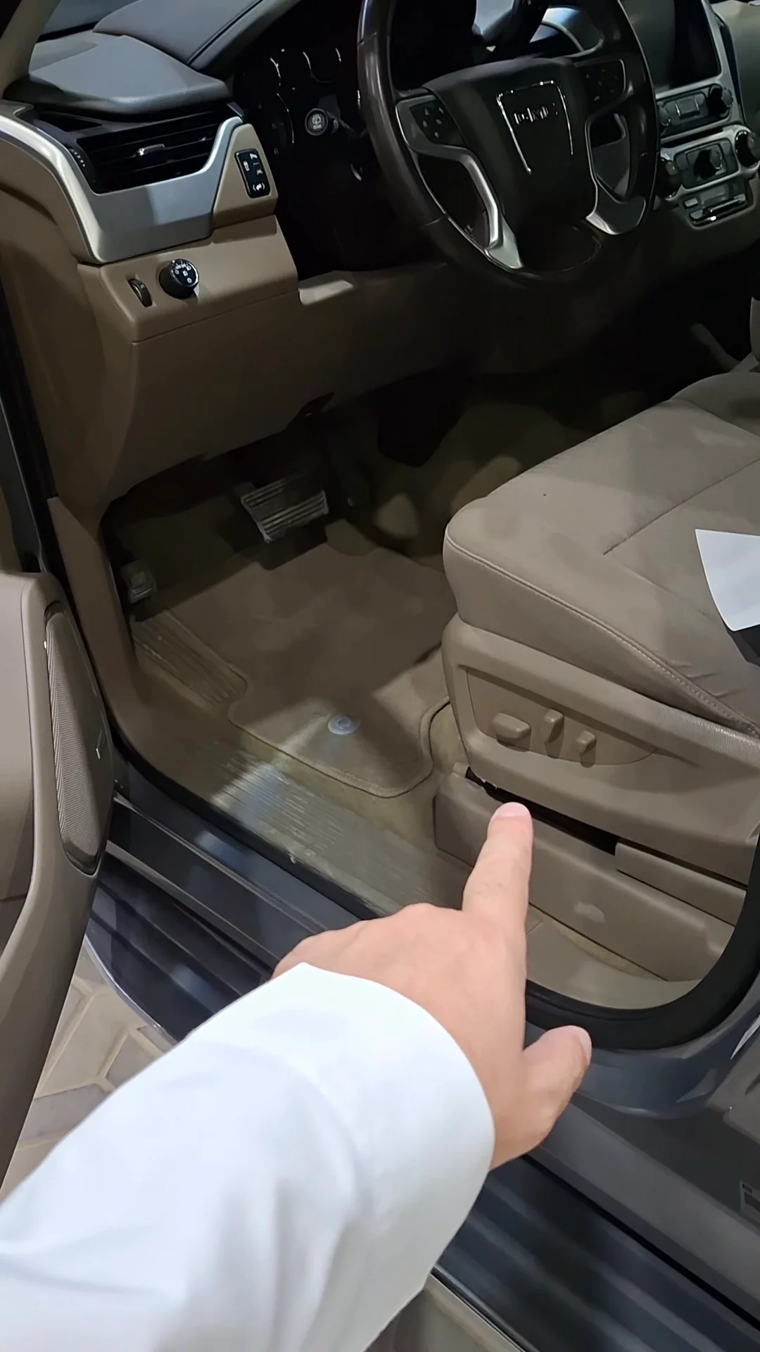 Car video thumbnail 1 of 9