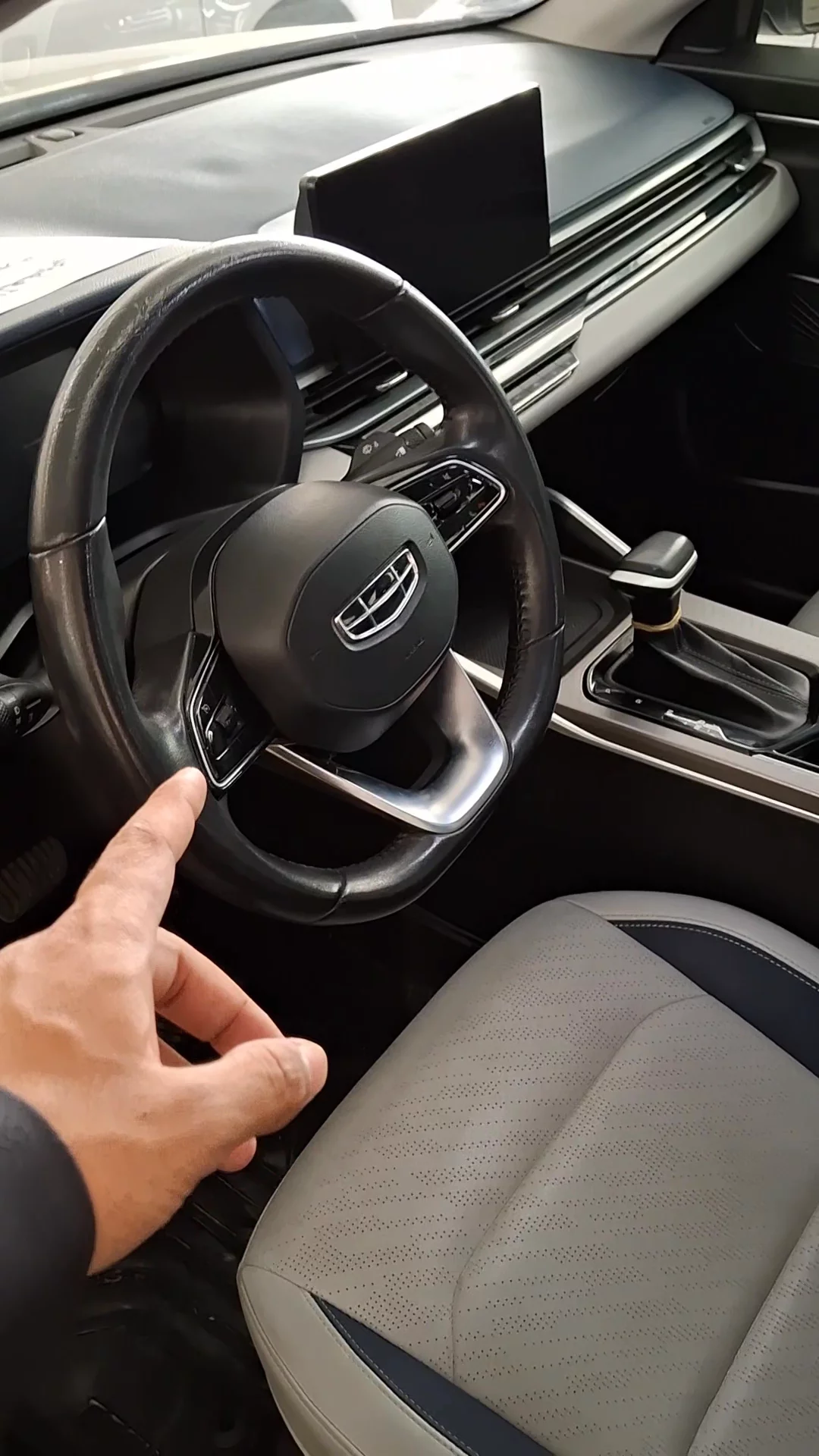 Car video thumbnail 1 of 8