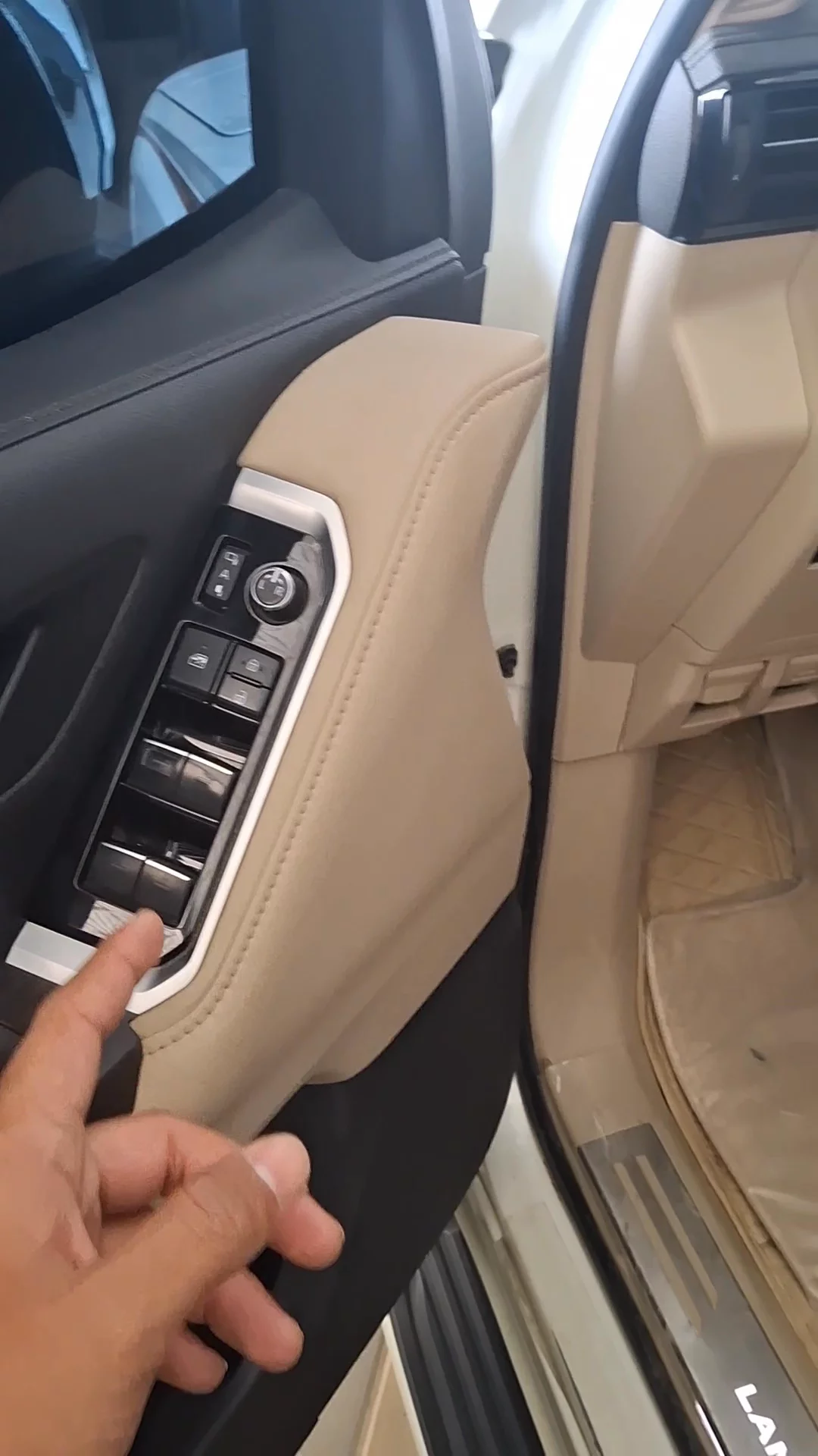 Car video thumbnail 1 of 8