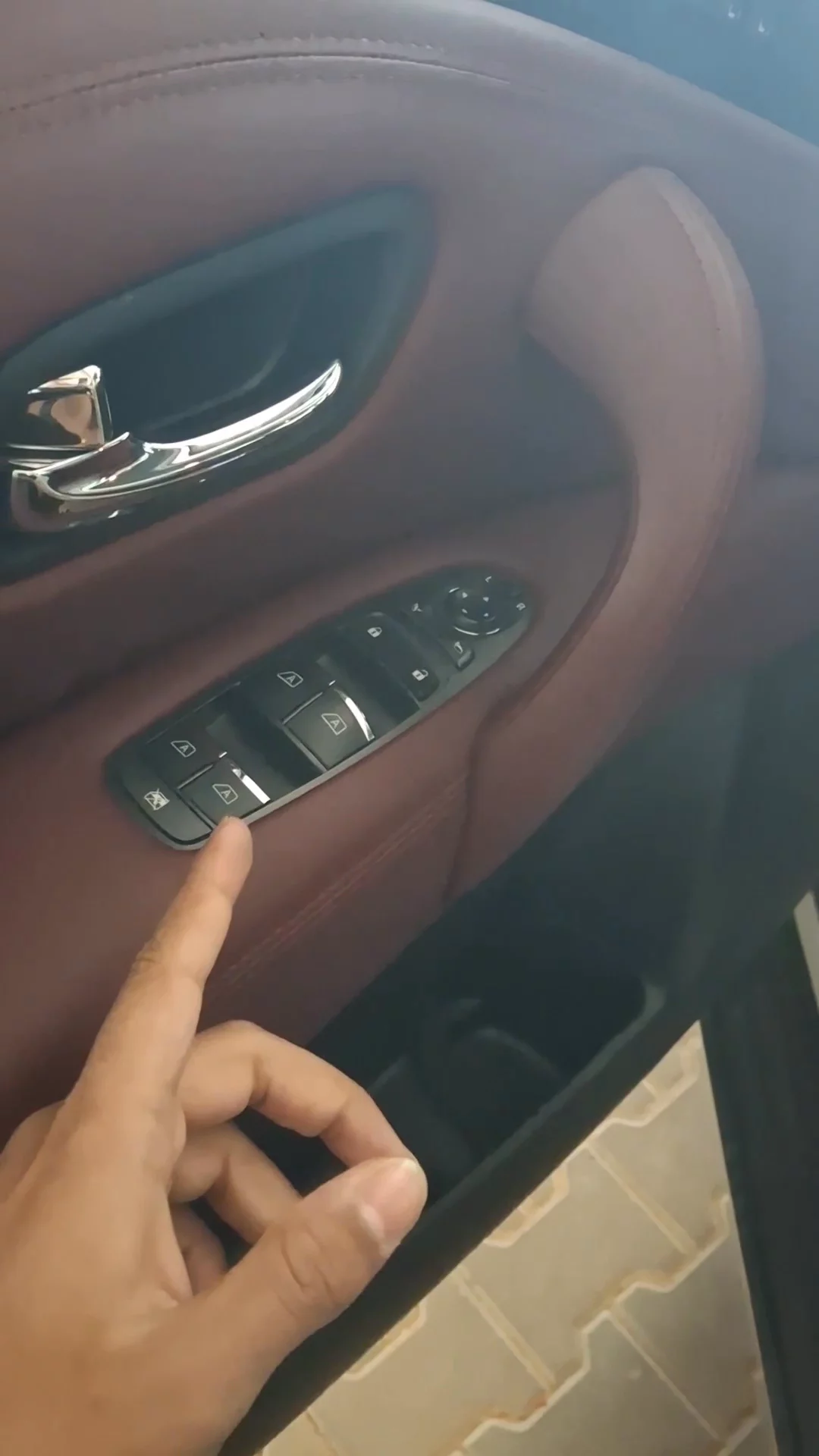 Car video thumbnail 1 of 8