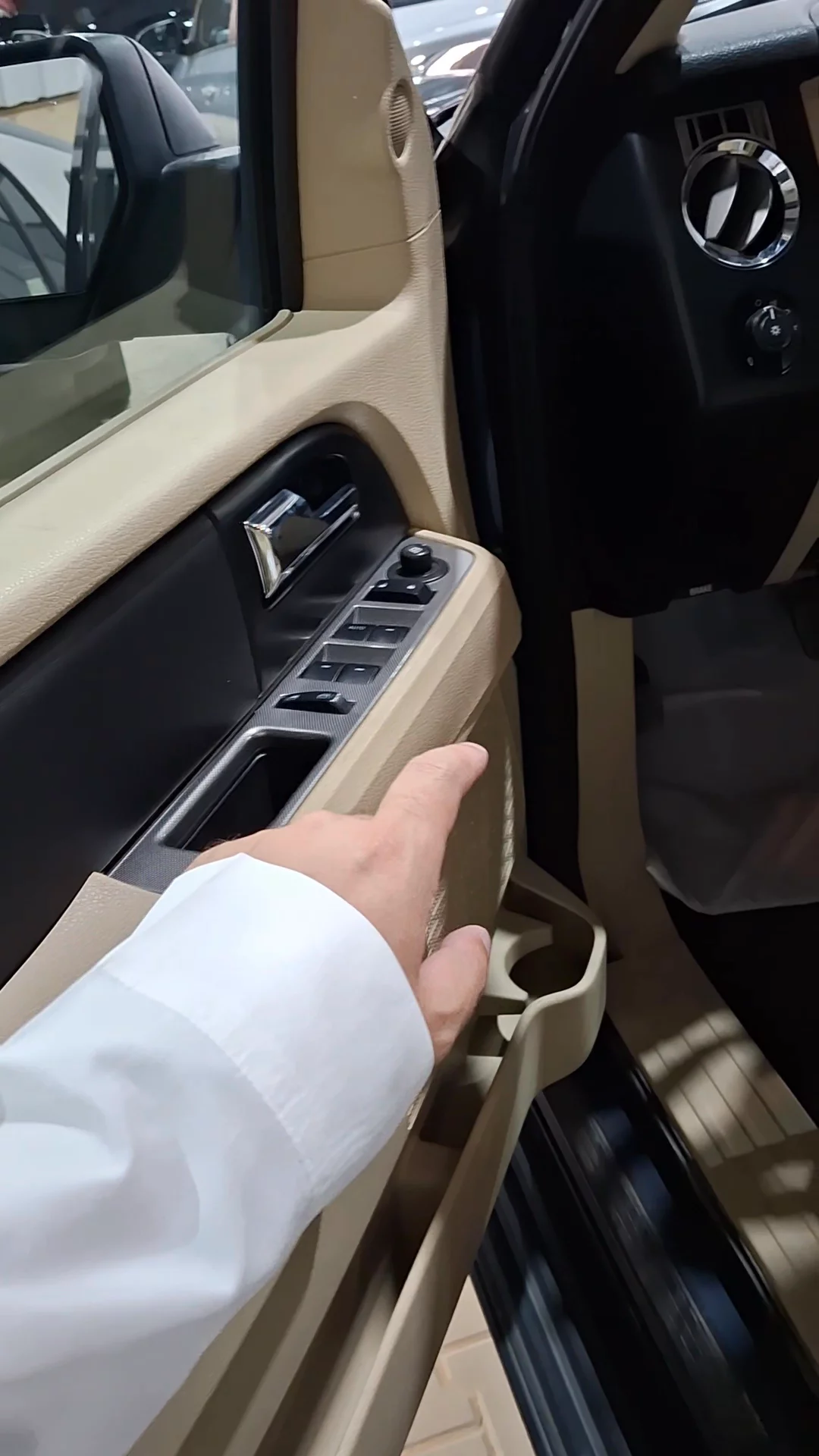 Car video thumbnail 1 of 9